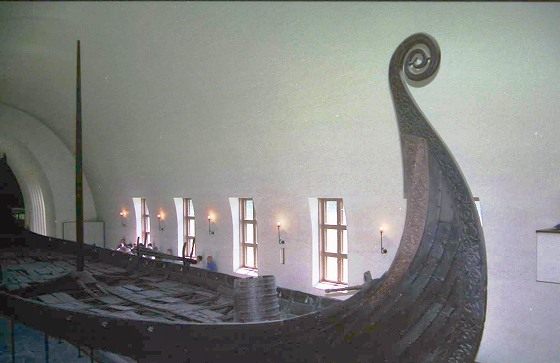 展示されている発掘されたバイキング船