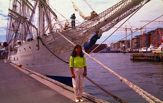 帆船と記念撮影のミーコ。船首の女神と並ぶ