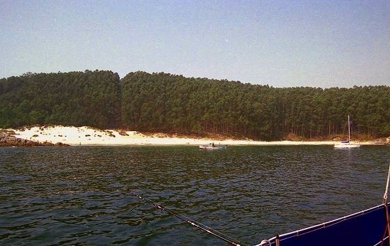 シェス島も開放された海岸で、ただし海岸の人達はトップレス程度。島の北寄りを往く。