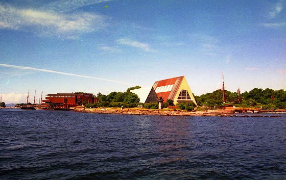 同じく対岸の海洋博物館等の施設、一帯は公園