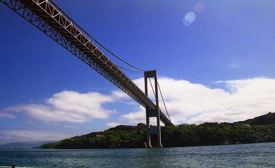 本土から沖の島への長ーい橋