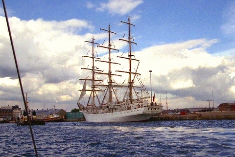 イギリス・ポーツマス港で・帆船のパーフオーマンス